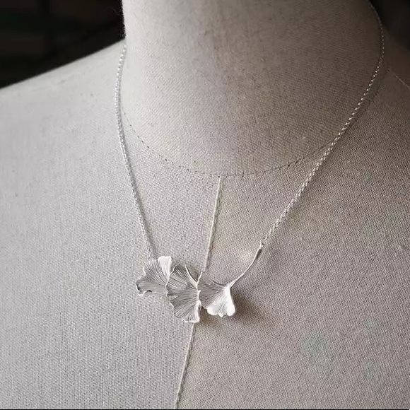 Oriental Gingko Leaf Minimalist Plant Necklace - Picture 4 of 8